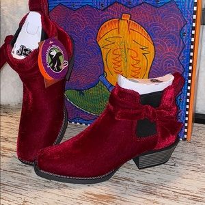 NIB RED VELVET JUSTIN BOOTIESjust in time for fall